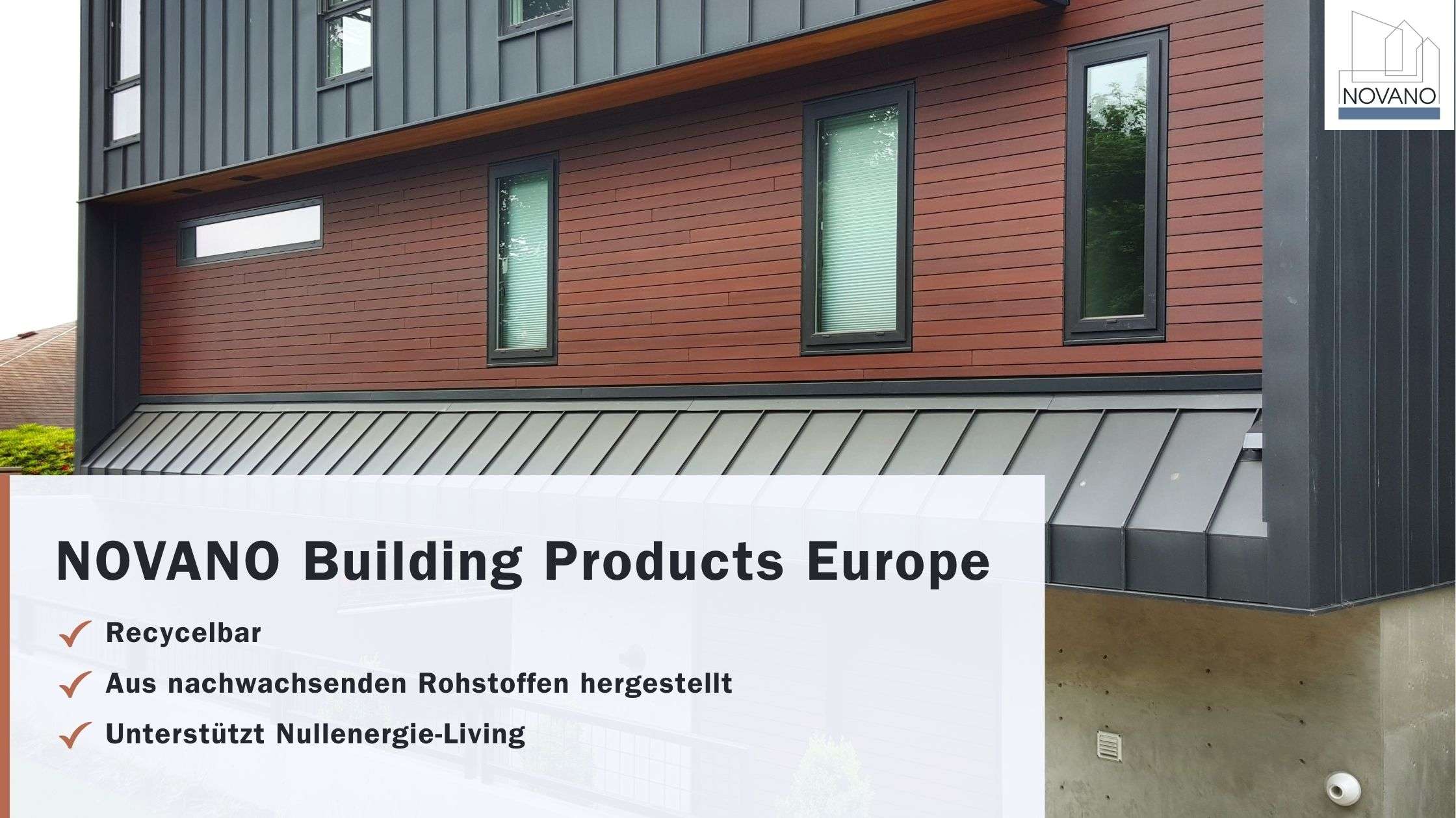 Europäisches Mehrfamilienhaus mit roter Verbundfassade mit Overlay-Text: „Novano: Recycelbar, erneuerbare Ressourcen, Netto-Null-Leben